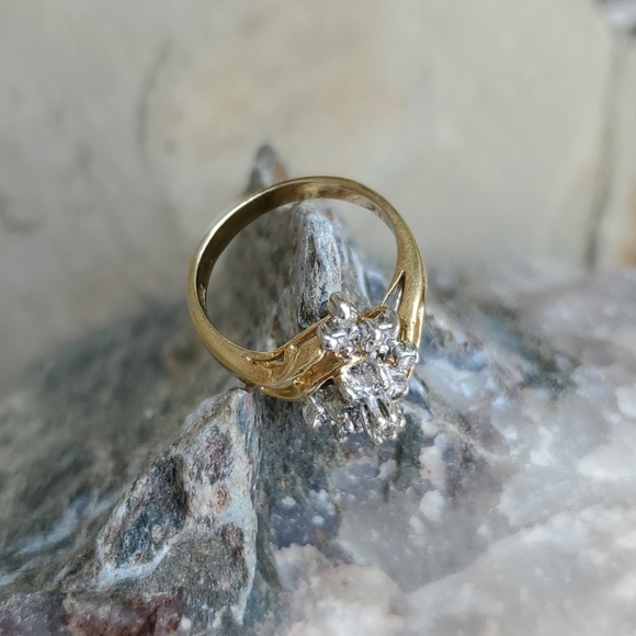 14k Gold and diamond ring - Picture 3 of 8